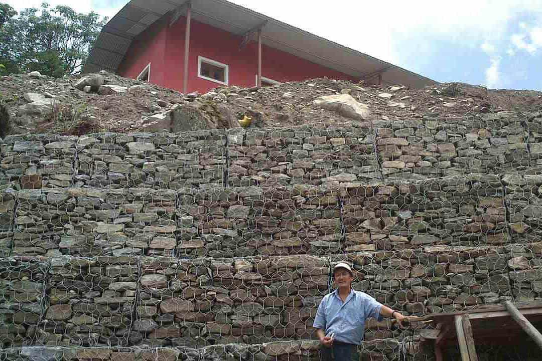 Die Trockenmauer am Schulhang wr dringend notwendig, bevor der Monsun im Juli kam